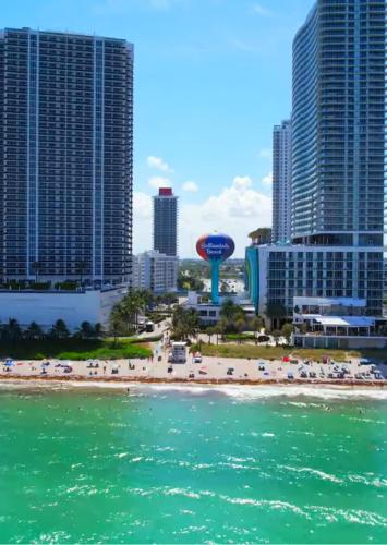 Walk to the beach, Studio, with Pool and FREE Parking in Hallandale Beach, USA