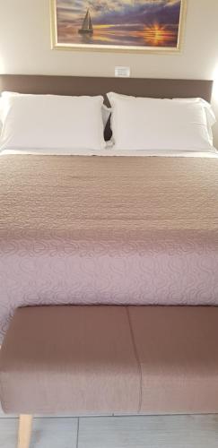 Double Room with Balcony image 2