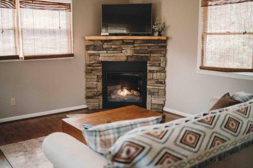 Serene & Cozy - Peaceful View - Fireplace - Creek in Fleetwood, USA