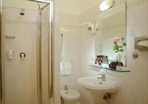 Standard Queen Room image 9
