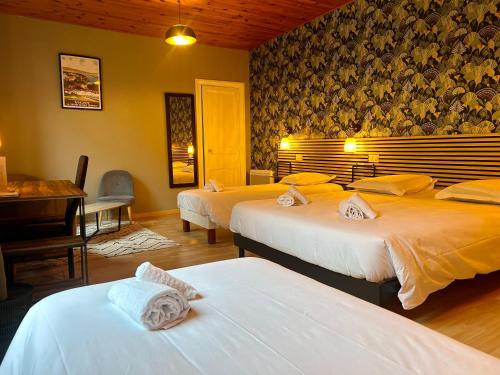 1 double bed, 2 twin beds