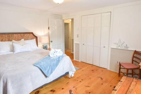 Great Home with Game Space Close to Baech Great Home with Game Space Close to Baech