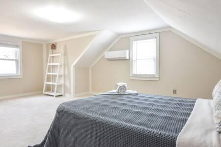 Great Home with Game Space Close to Baech Great Home with Game Space Close to Baech