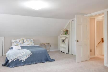 Great Home with Game Space Close to Baech Great Home with Game Space Close to Baech