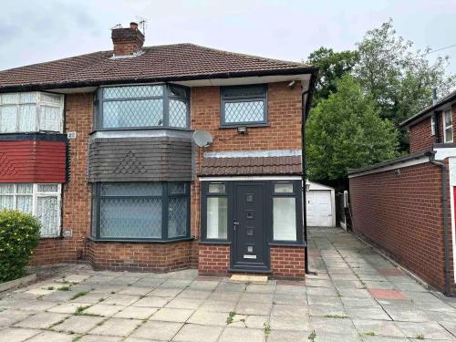 Stunning 3-Bed House in Cheadle gîte à louer Heald Green Railway Station