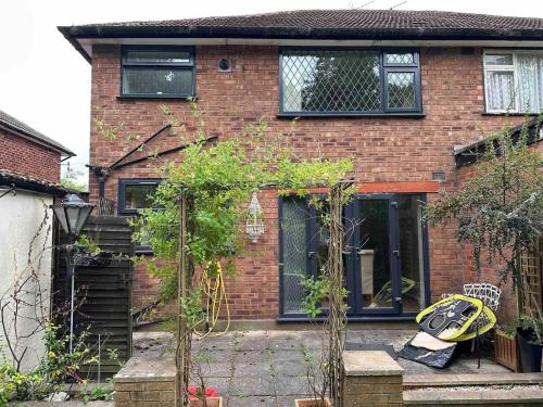 Stunning 3-Bed House in Cheadle