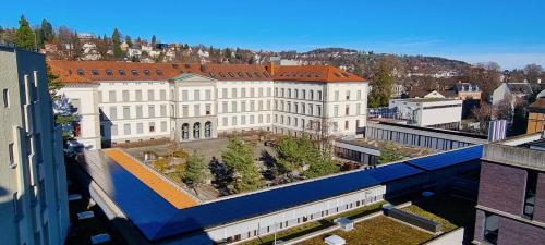 Ruhige, Neue Dachwohnung an Altstadt, Nahe Messe