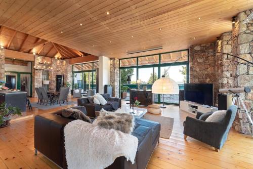 4 BD Luxurious villa with swimming pool, Sálakos