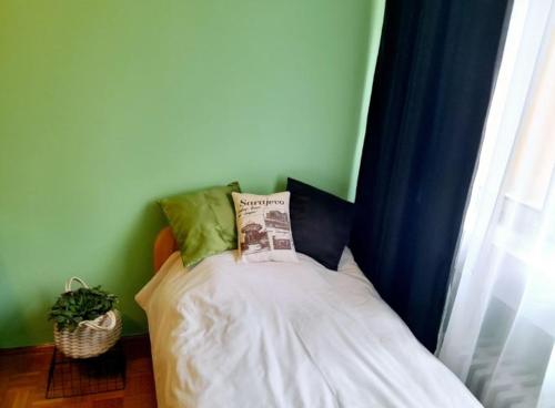 Quiet Room with Workspace in top Location