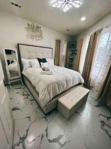 Beautiful Queen Luxury Suite Near Downtown Norfolk in Norfolk City Center