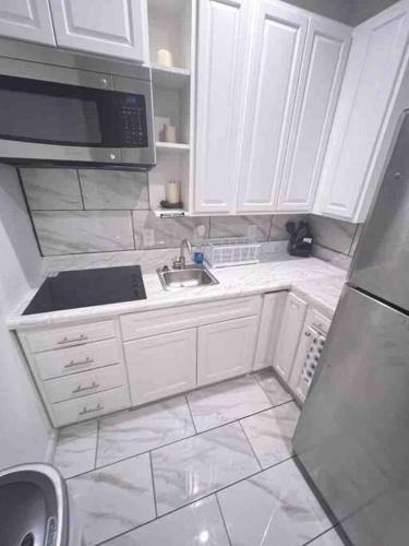 مطبخ, Beautiful Queen Luxury Suite Near Downtown Norfolk in Norfolk City Center