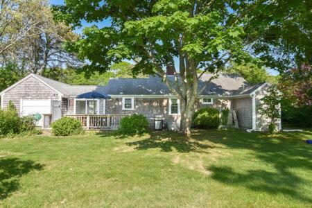 Minutes to Nantucket Sound Beaches Minutes to Nantucket Sound Beaches