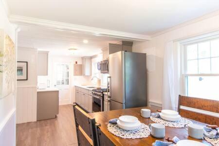3 Min Walk to Beach Large Fenced Yard in Yarmouth, USA