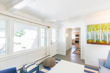 3 Min Walk to Beach Large Fenced Yard in Yarmouth, USA
