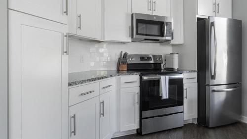 Landing Modern Apartment with Amazing Amenities (ID1358X777) in Falconbridge