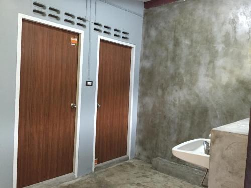 Niwas Ayutthaya Room Type - Budget Twin Room with bathroom outside bedding unit Niwas Ayutthaya Room Type - Budget Twin Room with bathroom outside bedding unit