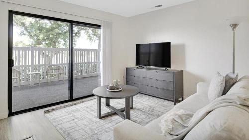 Landing Modern Apartment with Amazing Amenities ID1233X125 in Redlands, USA