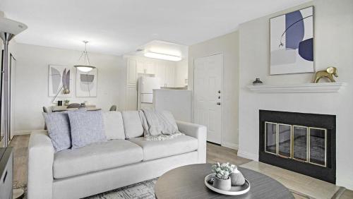 Landing Modern Apartment with Amazing Amenities ID1233X125 in Redlands, USA