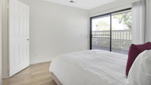 Landing Modern Apartment with Amazing Amenities ID1233X125 in Redlands, USA