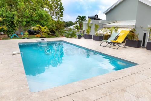 Swimming pool, Villa L'Artist en bord de mer avec piscine privee in Duzer