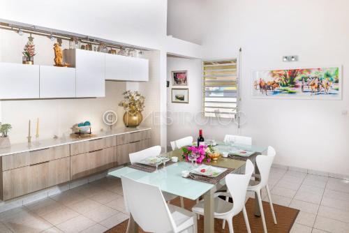 Facilities, Villa L'Artist en bord de mer avec piscine privee in Duzer