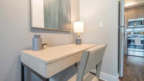 Landing Modern Apartment with Amazing Amenities (ID8563X18) – khách sạn tại Sunrise
