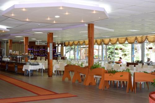 ห้องอาหาร, โรงแรมบาลาตัน (Balaton Hotel) in เนสเซบา