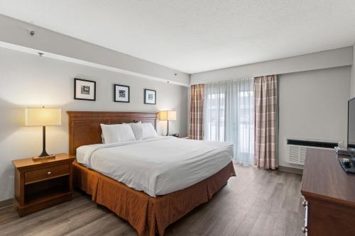 คันทรี อินน์ แอนด์ สวีท บาย เรดิสัน แซสคาทูน ซัสแคตเชวัน (Country Inn & Suites by Radisson, Saskatoon, SK) near สนามบินนานาชาติซัสคาทูน จอห์น จี. ดีเฟนเบเคอร์