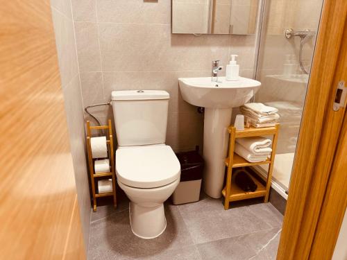 Double or Twin Room with Private Bathroom image 2