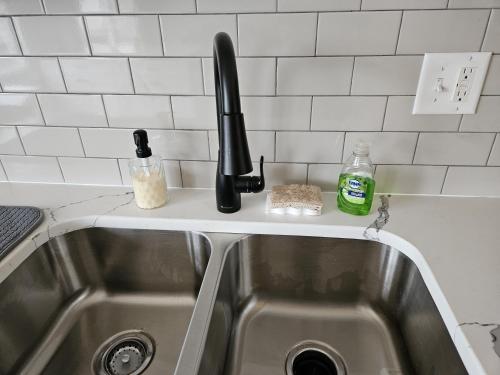 Beautifully renovated 4bed/2bath home - Pets OK in Aurora, USA