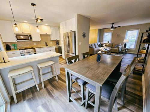 Beautifully renovated 4bed/2bath home - Pets OK in Aurora, USA