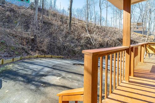 Strollin Bear in Gatlinburg, USA