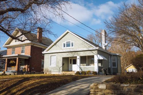 Charming Cincinnati Home with Yard 8 Mi to Downtown