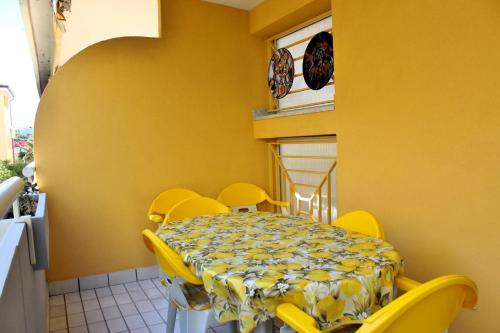 One-Bedroom Apartment image 9
