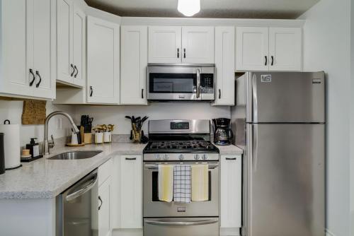 Bright & Cozy Modern Studio, Fast WiFi, Quiet, Walkable to University of Portland thumb 3