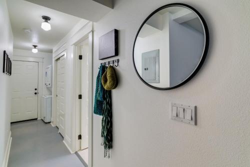 Bright & Cozy Modern Studio, Fast WiFi, Quiet, Walkable to University of Portland