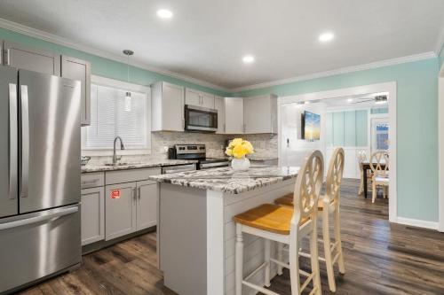 Charming Beach House! Just Steps from the Beach! Sleeps 8! By Dolce Vita Getaways