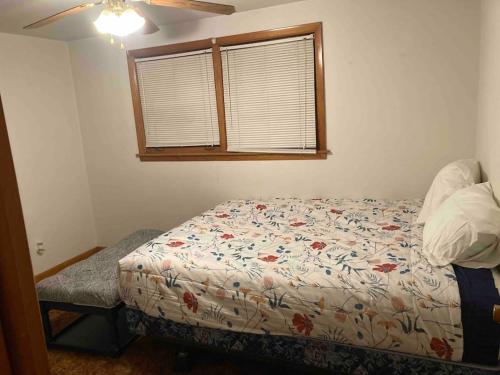 Retro 5 bed house in the heart of entertainment in Blue Island, USA