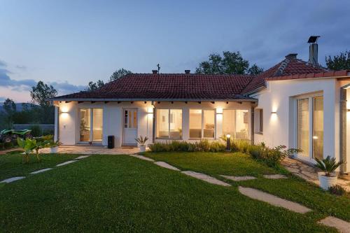 Vila Julija in Majdanpeka
