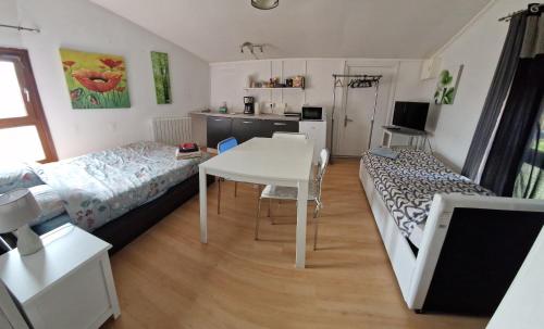 Corporate Team Accommodation Sleeps 12 Shower4 in Saint-Martin-sur-Ecaillon