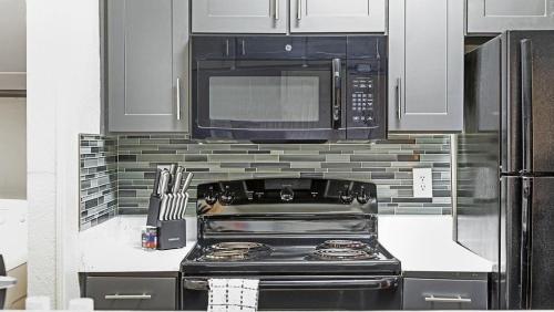 Landing Modern Apartment with Amazing Amenities (ID9400X06) in Плано (Техас)