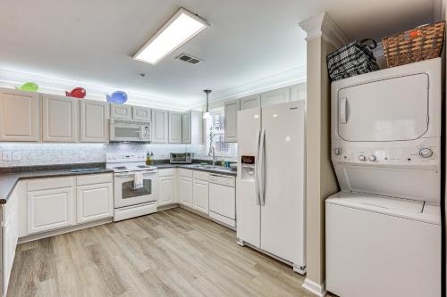 Townhome with Outdoor Pool and White Lake Access! in Elizabethtown, USA