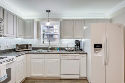 Townhome with Outdoor Pool and White Lake Access! in Elizabethtown, USA