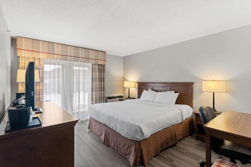 Country Inn & Suites by Radisson, Saskatoon, SK Room Type - 1 King Bed, Suite, Non-smoking