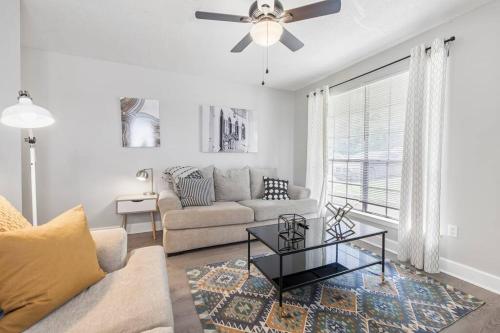 Cozy King Suite Near Broad!