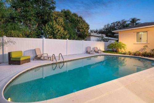 Historic oasis w/pool, cabana & arcade, near beach in Hollywood, USA