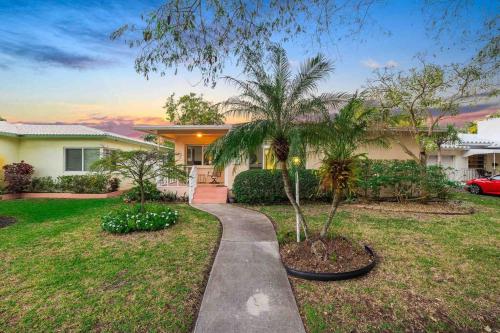 Historic oasis w/pool, cabana & arcade, near beach in Hollywood, USA