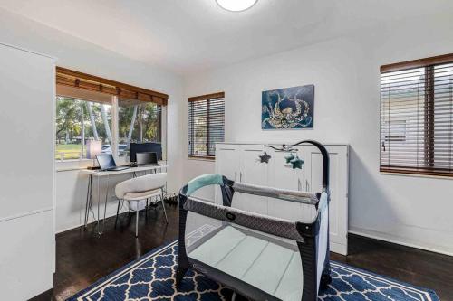 Historic oasis w/pool, cabana & arcade, near beach in Hollywood, USA