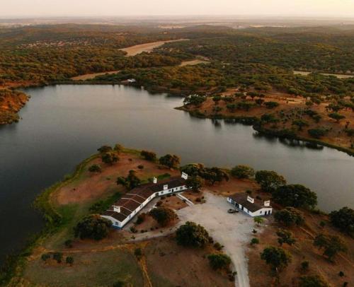 B&B Fontes - Fontes - A essência do Alentejo com lago privado - Bed and Breakfast Fontes