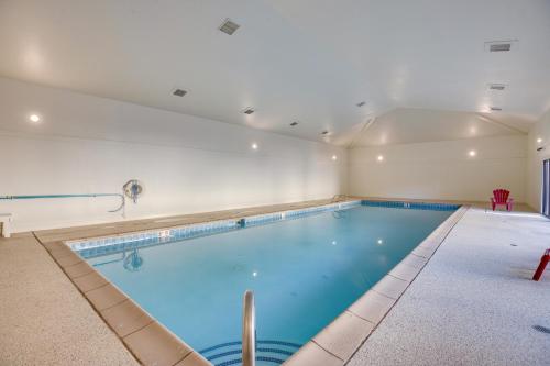 Grand Junction Condo Balcony, Community Pool!